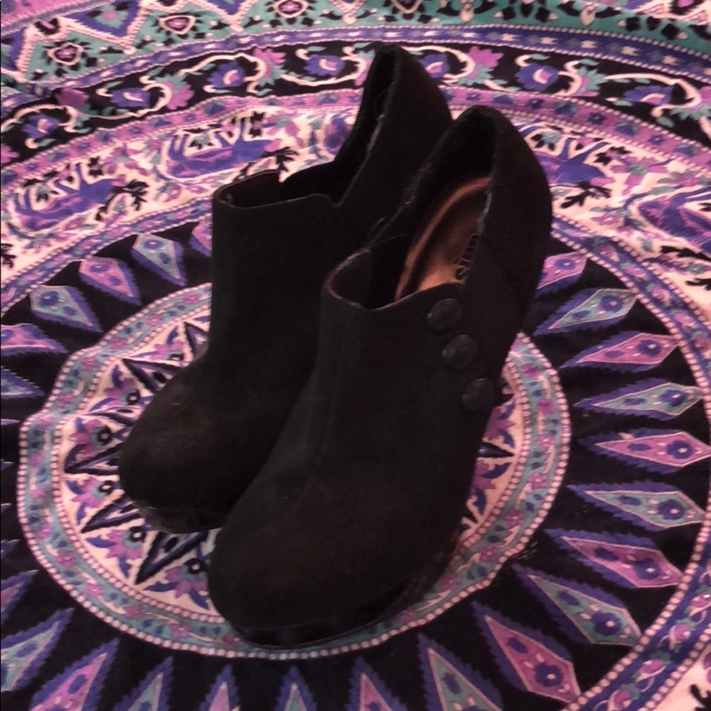 🖤Black faux suede heeled booties🖤